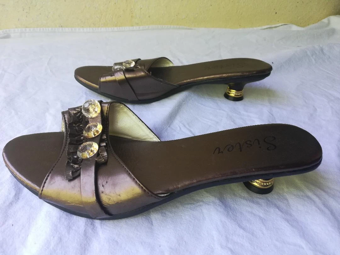 Mules cor Bronze de salto médio dourado tamanho 38 (imperfeições) – photo 2